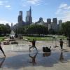 «Rocky Steps» werden die Treppen des Kunstmuseums genannt, auf denen Sylvester Stallone im Hollywood-Film «Rocky» als Boxer trainierte. Heute treffen sich Breakdancer und andere Straßenkünstler auf dem Treppenabsatz, der auch als begehrter Selfie-Spot fungiert.