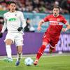 Abgeklärt: Noahkai „Noki“ Banks (links) feierte bei der 0:1-Heimniederlage des FC Augsburg gegen den VfB Stuttgart (rechts Ermedin Demirovic) sein Bundesliga-Debüt.