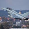 Ein Eurofighter steigt vor der Kulisse Neuburgs in die Luft: Dort und in Manching waren zuletzt Drohnensichtungen im Umfeld des Bundeswehrstandorts gemeldet worden.