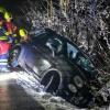 Ein Kleinwagen rutschte bei Straßenglätte im westlichen Sauerland in einen Graben.