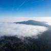 Dichter Nebel liegt über den Bergen des Taunus. In den kommenden Tagen lässt sich auch die Sonne sehen. (Archivbild)