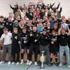 Großer Jubel bei den Schwabmünchner U19-Kickern nach dem Titelgewinn der schwäbischen Hallenmeisterschaft.