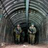 Israelische Soldaten durchsuchen einen Tunnel im nördlichen Gazastreifen. In unterirdischen Räumen wurden zeitweise auch die Geiseln gefangen gehalten. 