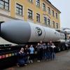 Sie freuen sich über den Besuch von „Spacebuzz One“, von links: Niklas Lundßien (DLR), Iva, Amelie, Leona, Lukas, Raphael und Lenny aus der 5d, Schulleiter Jochen Schwarzmann und Lehrer Thomas Müller.