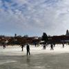 Die niedrigen Temperaturen in Donauwörth machen es möglich: Die Eisfläche auf der Bleichwiese ist ab sofort mit Schlittschuhen befahrbar.