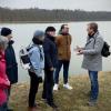 Von rechts: Die Grünen-Landtagsabgeordneten Christian Hierneis und Max Deisenhofer im Gespräch mit Mitgliedern des Leipheimer Ortsverbandes. Die Politiker hatten bei ihrer Begehung des geplanten Flutpolders auch an der Donau Halt gemacht.