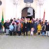 Bei der Feier des 50. Jubiläums der Wandfreunde Medlingen: Gottesdienst-Teilnehmer mit Fahnenabordnungen.