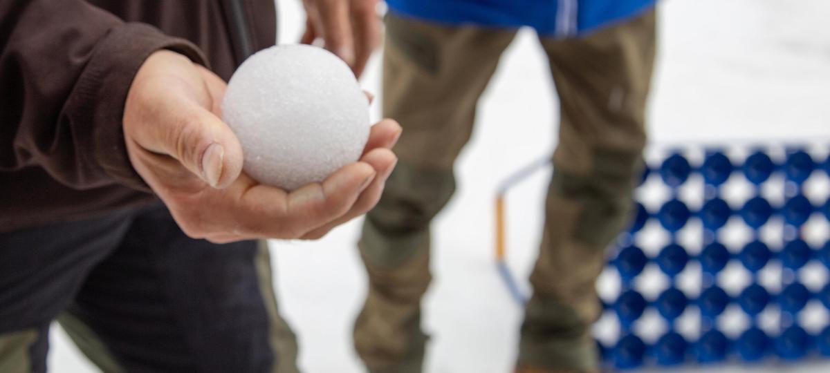 Kinder werfen Schneebälle auf Autos