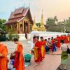 Der tägliche Almosengang («Sai Bat») der buddhistischen Mönche ist eine der Hauptattraktionen in Luang Prabang.