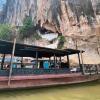 «Slow boats» liegen vor den bekannten Pak Ou Caves auf dem Mekong. Die Höhlen mit Tausenden Buddha-Statuen sind nur vom Fluss aus zu erreichen.