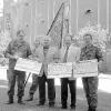
Schecks in Höhe von zusammen 6085 Euro überreichten der Vorsitzende
der Reservistenkameradschaft Hausen, Walter Rauch, Steinfelds
Bürgermeister Matthias Loschert und Major Karl-Heinz Romeis, Chef der 1.
Batterie des Beobachtungspanzerbataillons Tauberbischofsheim, dem
Stellvertretenden Bürgermeister von Rathmannsdorf, H. U. Wachter (vorne,
Zweiter von links) für den Wiederaufbau des Rathmannsdorfer Kindergartens.
In Hintergrund der Materialwart der Hausener Reservisten, Thomas Hock.
