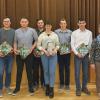 Die frischgebackenen Landwirtschaftsmeister mit der Hoftafel: (von links) Dietmar Reile (Erster Vorsitzender), Bernhard Wiedemann (Holzheim), Leonhard Wengert (Bocksberg), Kai Schrell (Weilheim bei Blindheim), Katharina Röger (staatlich geprüfte Technikerin, Donaualtheim), Florian Paulus (Kömertshof), Tobias Wörner (Zöschingen, mit Meisterpreis), Barbara Rosenwirth (Zweite Vorsitzende) und Michael Holand (Geschäftsführer).