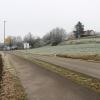 Das neu geplante Baugebiet in Aindling „Südlich der Mittelschule“ von Westen beziehungsweise vom Sportplatz her gesehen. Rechts ist das terrassenförmige Gelände zu erkennen. 