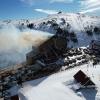 Feuerwehrleute arbeiten daran, das Feuer in einem Hotel im Skigebiet von Kartalkaya im Nordwesten der Türkei zu löschen.