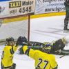 In der vergangenen Saison gewann der ESV Türkheim (gelb-blaue Trikots) sein Auswärtsspiel in Memmingen mit 6:4. Mit einem Sieg diesmal wäre die Play-off-Teilnahme in greifbarer Nähe.