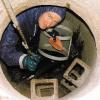 ... Udo Krug in den Hauptkanal in der Mühlbacher Martellstraße. Unter ihm ist der Roboter, in der Hand hält er eine
Plastikschalung, die ins Rohr-Innere eingelassen wird. Durch vier Löcher in der Schalung wird ein Zwei-Komponenten-Kleber eingespritzt und so die Lecks
verpresst.