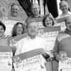 ... Rhöner Wurstmarkts: Die
druckfrischen Plakate präsentieren (von links) Helga Schlott von der Tourist-Info,
Bürgermeister Adolf Büttner, Metzgermeister Gerhard Wienröder (vordere
Reihe), Eva Helmerich, Tourist-Info, die stellvertretende Bürgermeisterin
Anne-Marie Drescher (Mitte), Hans Werner Bunz, Slow Food Convivium
Mainfranken-Hohenlohe, Metzgermeister Hugo Neugebauer und Michael
Geier vom Biosphärenreservat Rhön (hintere Reihe).