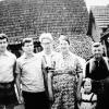 ... Jarhren zeigt Gustav "Zapf" Bald (rechts) mit seiner
Frau Pauline und den Söhnen (von links) Erwin und Gregor sowie einem
Bekannten (hinten) aus München und dessen Kind.