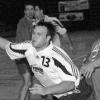 Nur selten konnte sich Simbachs bester Rückraumspieler Martin Voigt (am
Ball) so in Szene setzen, wie hier gegen den Lohrer Steffen Krista (rechts).
