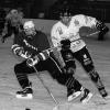 Unfeines Eishockey-Foul: Kissingens Harry Grundmann stellt einem
Darmstädter ein Bein.