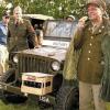 "Mobiles Museum": Ein original
US-Army-Jeep mit General und
einer Cola-Kiste.
