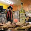 "Räuberweihnacht" im Lebensmittelmarkt: Zwischen Hausmacher Wurst und Frankenwein stellte Spessarträuber Matthias Beck am Dienstagvormitag
seine erste CD vor.