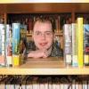 Er ist zurzeit zwar im Lernstress mit seinen Zwischenprüfungen, dennoch bringt der Schondraer Christian Knüttel für die katholische öffentliche Bücherei, die er seit Jahren betreut, weiterhin
viel Zeit auf.