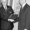 Frits Zeeuw, Pastgovernor 2003/2004 des Rotary Distriktes, überreichte
Dieter Klingenberg (rechts) die höchste Auszeichnung von Rotary
International. Sie wird weltweit nur 150 Mal vergeben.