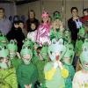 "Pinkus Quak": 100 Kinder als Musicalstars

Werbach (ESE) Die Geschichte
von "Pinkus Quak" ist ein
Plädoyer für Verständnis und
Toleranz, Liebe und Achtung, Mut
und Zuversicht. Sie wurde
getextet von Andrea Prochazka und
von Werner Totzauer vertont. Die
Idee für die Aufführung des
Musicals hatte Bärbel Mitsch. Sie
unterrichtet die Klavierklasse der
Musikschule Werbach, gibt
musikalische Früherziehung und
Blockflötenunterricht. Die
Musikschule Werbach, rein
ehrenamtlich geführt, arbeitet für diese
Aufführung mit der örtlichen
Hauptschule zusammen.
Unterstützt wird Bärbel Mitsch von
Jutta Deppisch und Anja Schultes,
dem Leiter des Schulorchesters
der Musikschule Thomas Nees,
Schulleiter Walter Münkel und
vielen engagierten Eltern. Rund
100 Kinder sind aus den
musikalischen Früherziehungsgruppen,
den Werbacher Chormäusen, dem
Froschballett der 6. Klasse und
dem Schulorchester beteiligt.
Gespielt wird das Musical am
Samstag, 26. Februar, um 17 Uhr und
am Sonntag, 27.  Februar, um 15
Uhr in der Tauberhalle Werbach.
Karten im Vorverkauf gibt es am
heutigen Samstag von 15 bis 17
Uhr in der Hauptschule Werbach.
