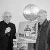 Pater Willigis Jäger freut sich über das Geschenk, das ihm Philipp Kohrmann zum 80. Geburtstag überreichte: eine
Holz-Einlegearbeit von der Kirche am Benediktushof.
