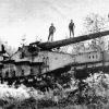 Amerikanische Soldaten sind auf diesem Bild, das Wochen nach dem Einmarsch in Wildflecken aufgenommen
wurde, auf einem deutschen Eisenbahngeschütz zu sehen. Es handelt sich um eines von angeblich fünf
Exemplaren, die auf dem Gleis zwischen dem Bahnhof Wildlfecken und Muna abgestellt waren. Die Verschlüsse
waren entfernt und laut amerikanischen Zeitzeugen sei das Geschütz unbrauchbar gewesen. Woher die
Geschütze kamen, ist unbekannt. Auch, wohin sie gebracht wurden. Der Abtransport geschah erst, nachdem die
gesprengte Eisenbahnbrücke in Oberbach und das Viadukt in Altengronau aufgebaut waren.