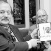 Uni-Präsident Professor Dr. Axel Haase (links) und Autor Jürgen Neffe mit
der neuen Einstein-Biografie.