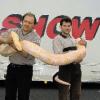 "Tinka", die Albino-Tigerpython, und 200 weitere exotische Exemplare sind heute und morgen in der Erlenbacher Festhalle zu bestaunen. Das
Familienunternehmen Degen (links: Firmenchef Andie Degen) präsentiert dort eine Reptilienausstellung.