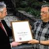 Zum 60. Geburtstag ernannte die Gemeinde Erlenbach Hermann Riegel
(rechts) zum Altbürgermeister. Die Urkunde überreichte sein Nachfolger
Paul Diener.