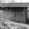 Die Dreschhalle in Obervolkach ist eine Art juristisches Niemandsland. Bei einem Verkauf. Die einstigen Besitzer
von der Dreschgenossenschaft sind längst gestorben, ihre Nachfahren müssten mit hohem Zeitaufwand ermittelt
werden. Und nur mit der Unterschrift aller Erben wäre eine Veräußerung der Halle möglich.