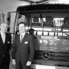 Mercedes-Centerleiter Friedrich Ziska (links) und Teamleiter Verkauf
Nutzfahrzeuge Michael Steiskal vor dem neuen Atego. Am Samstag ist
Premierenfeier der neuen Baureihe in der Kitzinger Straße.
