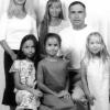 Schöne Erinnerungen. Familie Bausum ist derzeit nicht so glücklich vereint.
Jeanette, Kristina, Lisa, Anna und Kelly können nur per Email oder Briefen
Kontakt zu ihrem Daddy Jim halten.