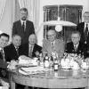 Runder Tisch im Finanzministerium zur Zukunft des Heilbades Bad Mergentheim (von links): Kurdirektor
Hans-Dieter Henn, OB Dr. Lothar Barth, Staatssekretär Prof. Dr. Wolfgang Reinhart, Landrat Georg Denzer, Ronald
Kolig (Kurverwaltung), Verwaltungsratsvorsitzender Oberfinanzpräsident a.D. Dieter Riempp, Ministerialdirigent
Thomas Knödler, Ministerialdirigent Walter Leibold, Kurt Nürrenbach (Kurverwaltung), Leitender Ministerialrat
Ruprecht v. Kramer.