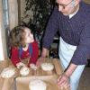 Osterbrote backt Johanna mit ihrem Opa, dem Kreisheimatpfleger und
gelernten Bäckermeister Georg Büttner.