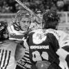 Zur Sache ging's beim Treffen zwischen den Mad Dogs und den Bayreuth "Tigers". Hier sind "Dogs"-Crack
Dominik Hägele (Mitte) und Bayreuths Marc Hemmerich (rechts) aneinander geraten. Und nach 41 Minuten und vier
Sekunden holte Gäste-Coach Stefan Kagerer sein Team dann auch noch vorzeitig vom Eis.