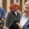 Mit seiner vorlauten Puppe Felix