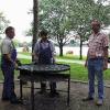 ... noch ein Stück attraktiver. Schlosser Helmuth Wagner, Schlosser Willi Wasilenko
und der zuständige Handwerksmeister Norbert Kötzner vom städtischen Garten- und Friedhofsamt haben an den
öffentlichen Grillplätzen am Baggersee als Pilotversuch einen nagelneuen Allround-Grill (1,30 m Durchmesser)
aufgestellt.