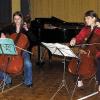 Valentina Glück (links) und Yvonne Schlüter zeigten beim
Schüler-Lehrer-Konzert der Musikschule im Gemündener Kreuzkloster im Duett die
Vielseitigkeit des Violoncello.