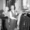 Wehmut ist dabei: Thea und Karl Schweiger stehen vor ihren Pelzen, die viele Jahre ihr Lebensinhalt waren. Am
heutigen Montag beginnt in ihrem Pelz-Geschäft in Haßfurt der Räumungsverkauf.