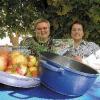 Nach einem Jahr Probekochen und Rezepteaufschreiben halten Moni Dürr
und Martina Swars (von links) ihr drittes gemeinsames Kochbuch "Einfach
gut" in den Händen.