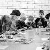 Feilen und Raspeln war Trumpf im Fladunger Kindergarten, wo Buben und
Mädchen kleine Delfine aus Speckstein modellierten.