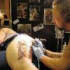 Wer schön sein will, muss leiden. Damit aus dem Tattoo- und Piercing-Spaß keine schwere Krankheit wird, sollte
man sich die Entscheidung reiflich überlegen und zum Beispiel das Studio in punkto Hygiene genau unter die
Lupe nehmen.
