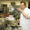 Abschmecken ist wichtig: Küchenmeister Andreas Goldmann in der Küche
des Rödelseer Löwenhofes.