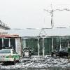 Kleiner Auflauf vor dem Anwesen Würzburger Straße 13: Gestern Morgen musste der Nutzer der Räume und
frühere Eigentümer Hartmut Owsianny die Schlüssel zur Kfz-Werkstatt und Ausstellungshalle an einen Beauftragten
des Grundstückeigentümers Raiffeisenbank abgeben. Aus dem Wohnhaus (im Hintergrund) wurden die Möbel in
den Transporter geladen. Beim Räumungstermin dabei waren auch zwei Polizeibeamte und ein Vertreter der
Stadt Karlstadt.