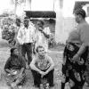 Der Frammersbacher Martin Büdel im Gespräch mit neu gewonnenen Freunden in Mtwara . . .